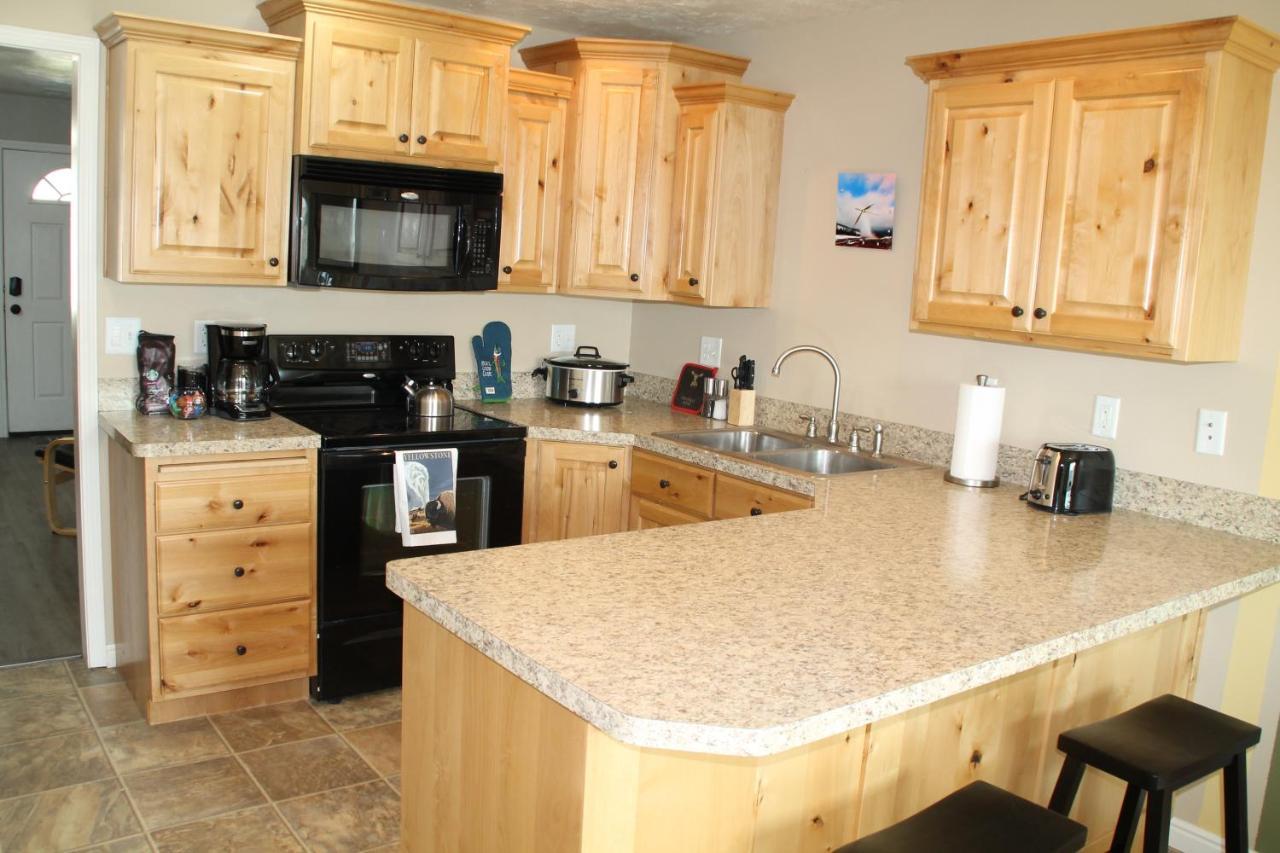 3 Queen Beds, 1 Twin Bed, 2 Rooms, 1 And A Half Bath, Self Check-In, Flexcation Equipped Idaho Falls Exterior photo