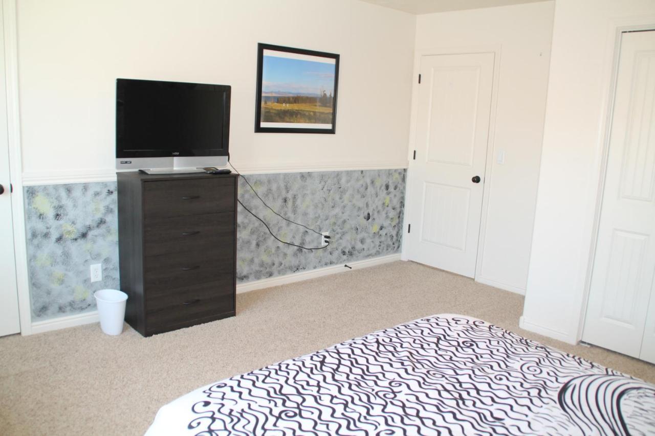 3 Queen Beds, 1 Twin Bed, 2 Rooms, 1 And A Half Bath, Self Check-In, Flexcation Equipped Idaho Falls Exterior photo
